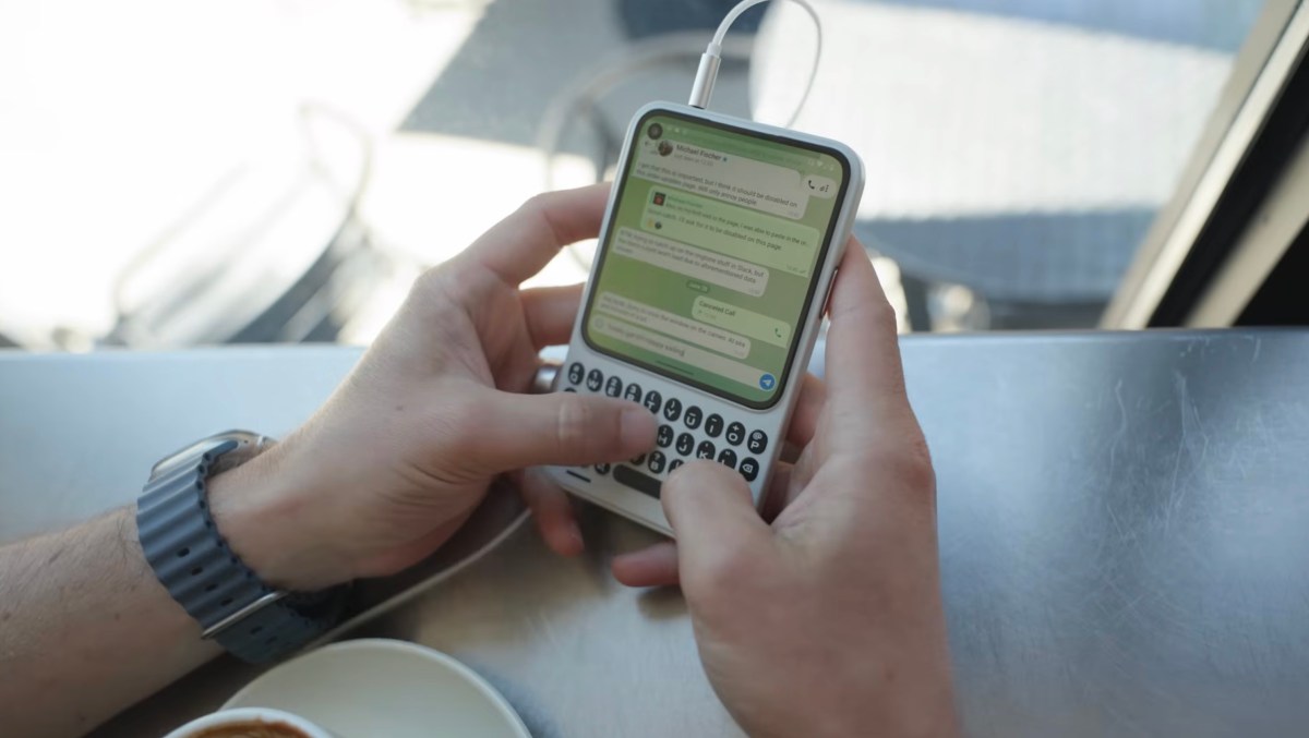 Clicks Communicator: BlackBerry Tarzı Telefonuyla Modern Çağa Merhaba Diyor