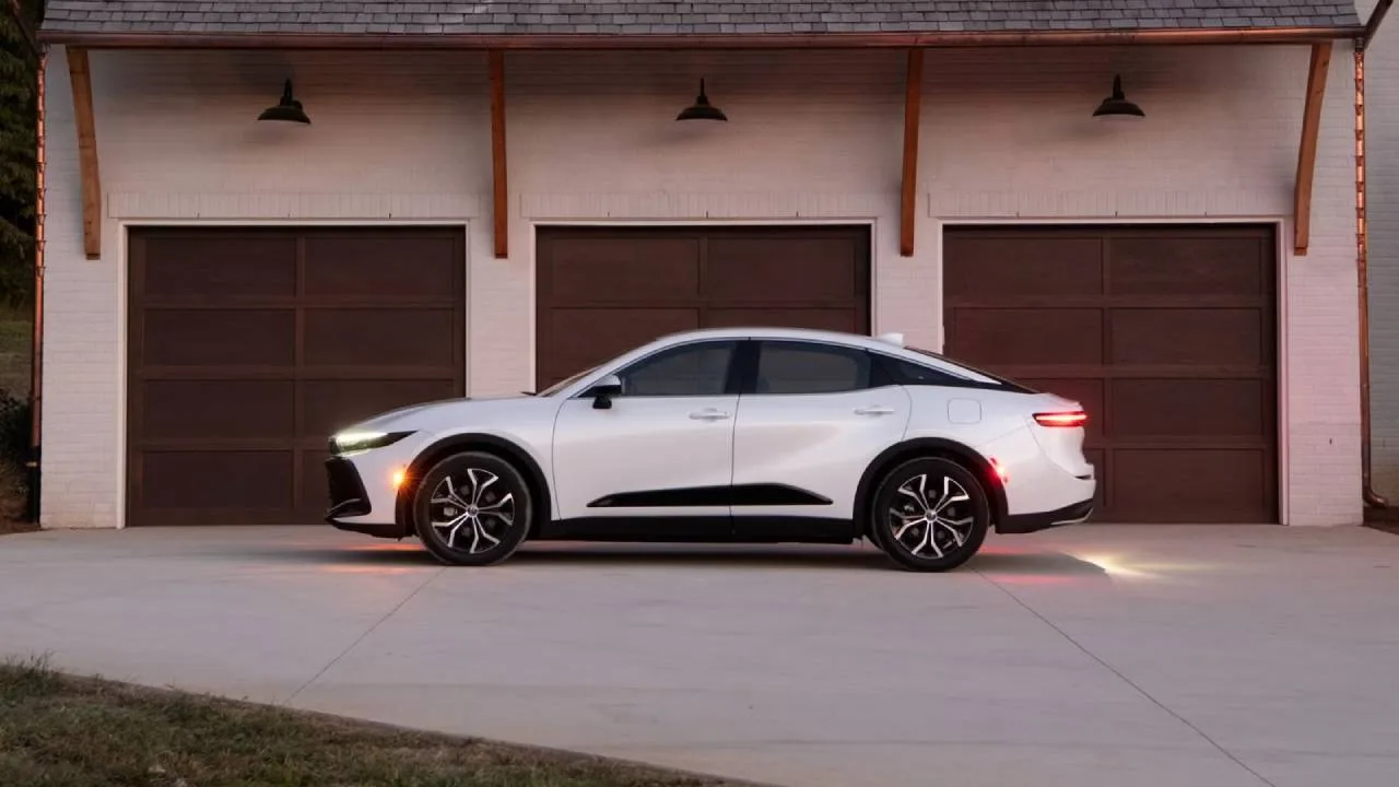 Toyota Crown (2026 Model Yılı) Segment Analizi ve Lüks Araç Pazarındaki Konumlandırması