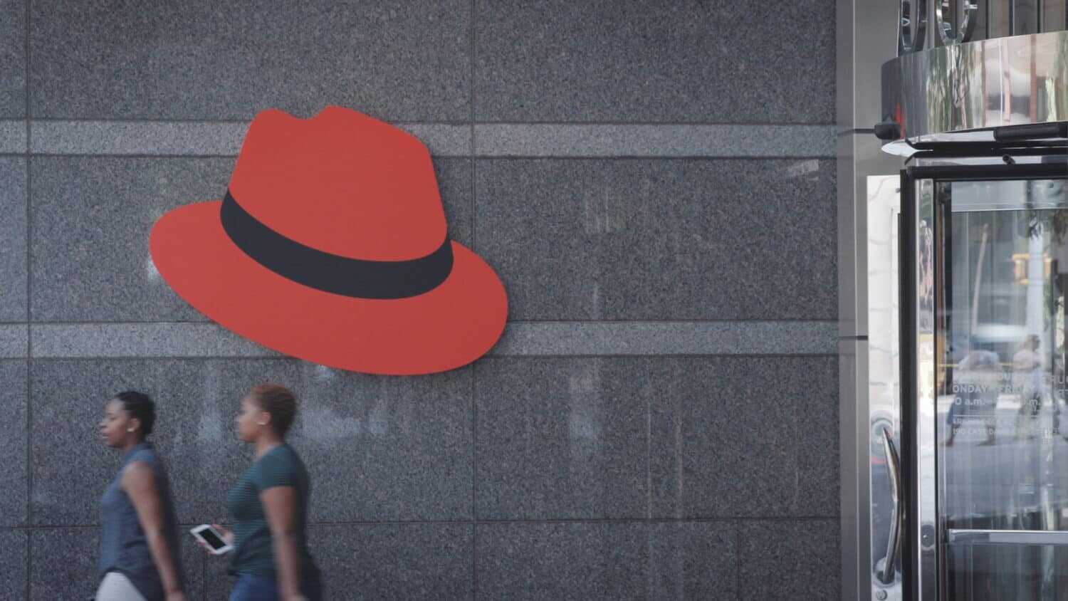 Red Hat OpenShift ile VM'ler ve Konteynerlerin Tek Platformda Yönetimi: Maliyet ve Verimlilik Çözümü